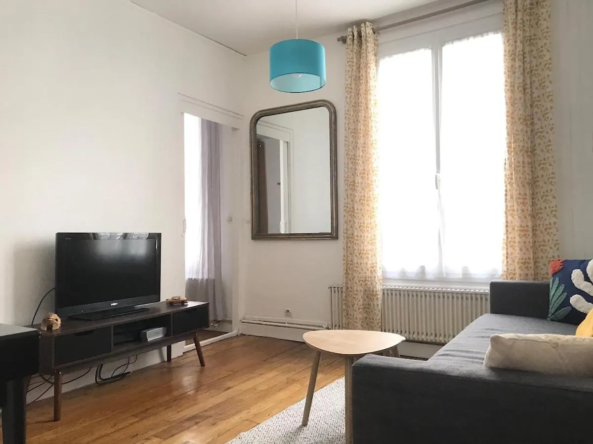 Charming 3-Room Apartment, Paris Center